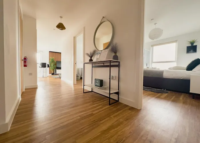Manchester\'S Luxurious 2-Bed Haven With Balcony - Canal Views & Proximity To Manchester United
