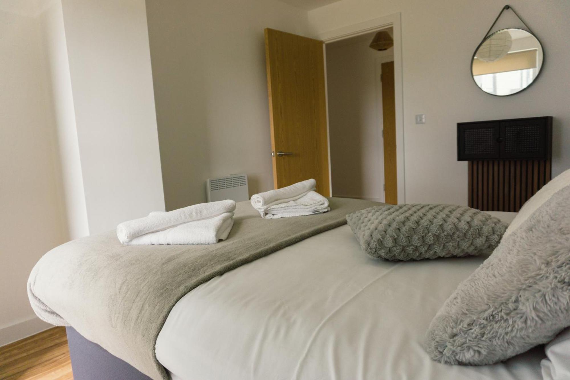 Manchester's Luxurious 2-bed Haven With Balcony - Canal Views & Proximity To United Apartment Manchester