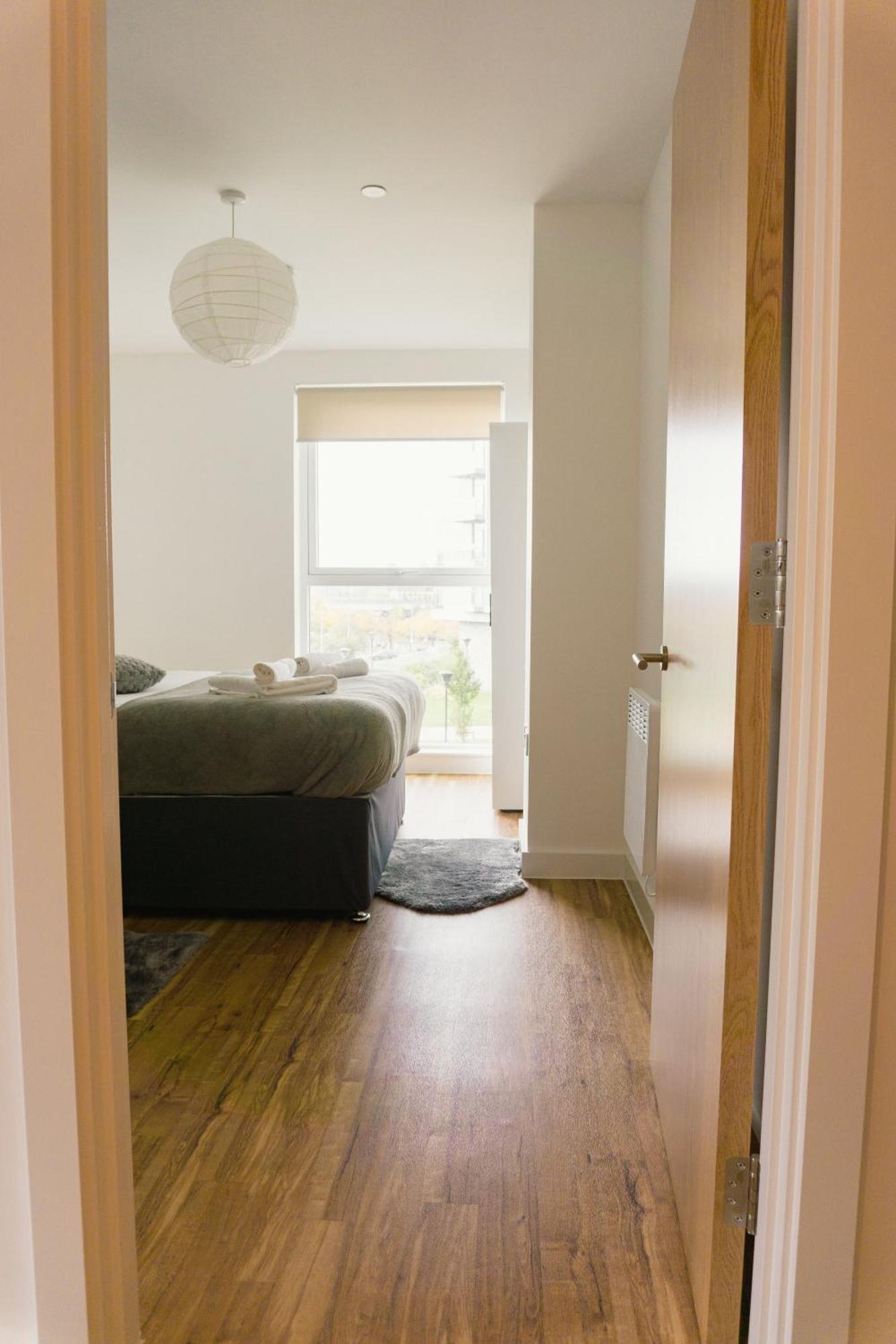 Manchester's Luxurious 2-bed Haven With Balcony - Canal Views & Proximity To United