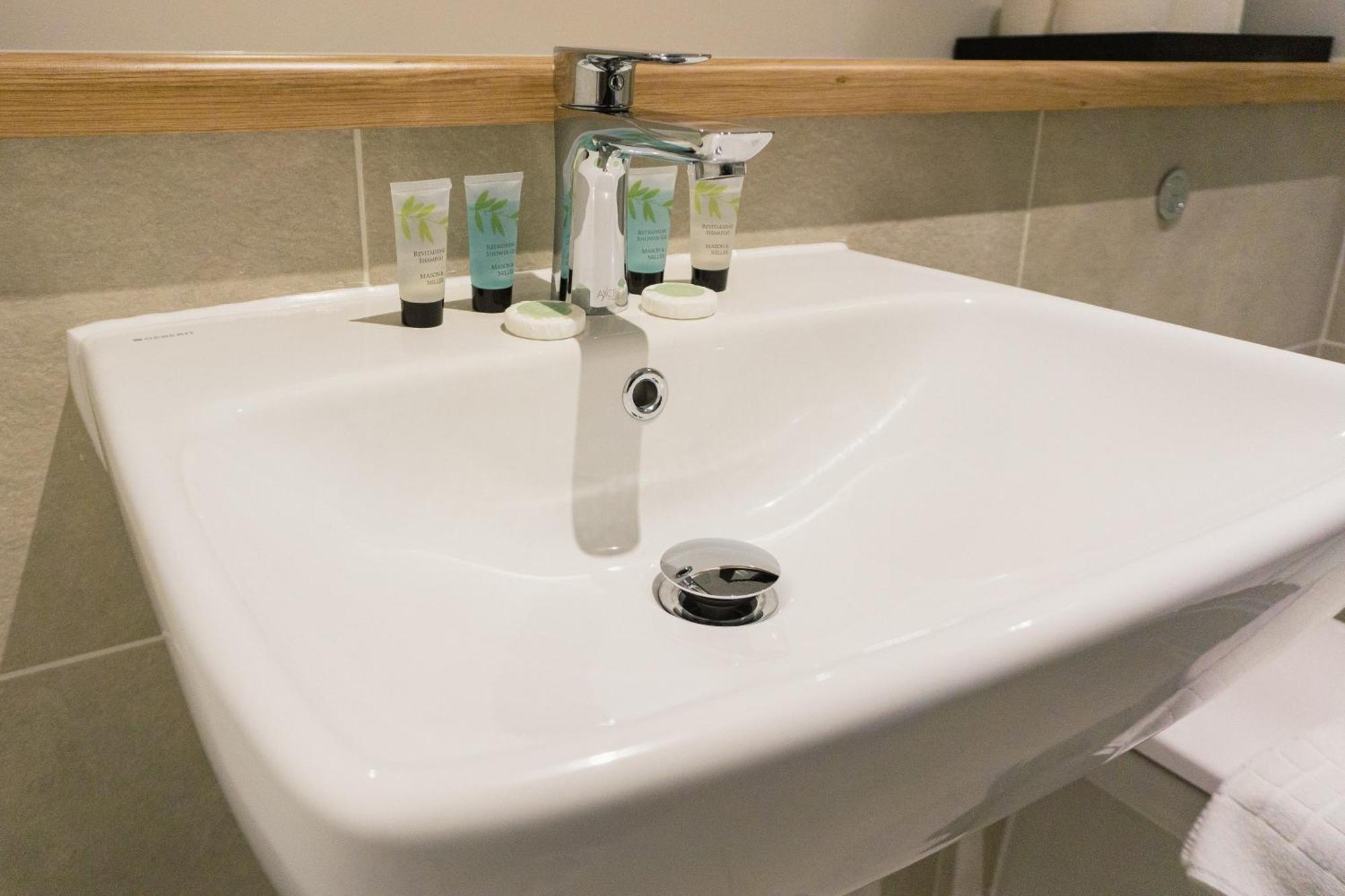 Manchester's Luxurious 2-bed Haven With Balcony - Canal Views & Proximity To United *