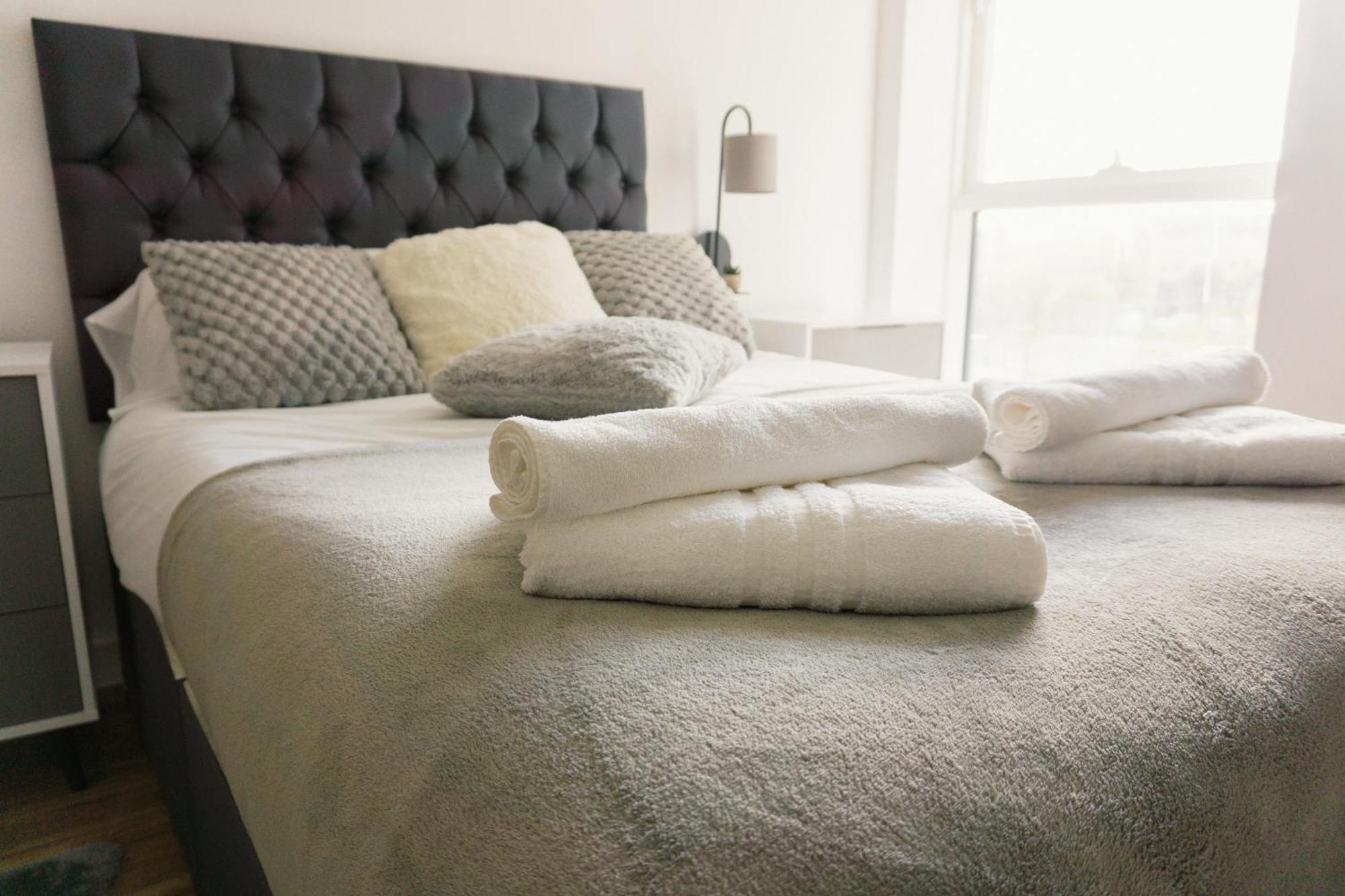 Manchester's Luxurious 2-bed Haven With Balcony - Canal Views & Proximity To United